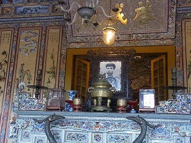 1802年〜1945年までに<br />君臨した１３人の歴代皇帝の内何人かの廟が、フエ郊外に存在する。<br /><br />カイ・ディン帝は一風変わった皇帝で、フランスが大好きな一方、<br />女嫌いで、生涯結婚しなかったそうです。<br />                  ー資料より掲載ー