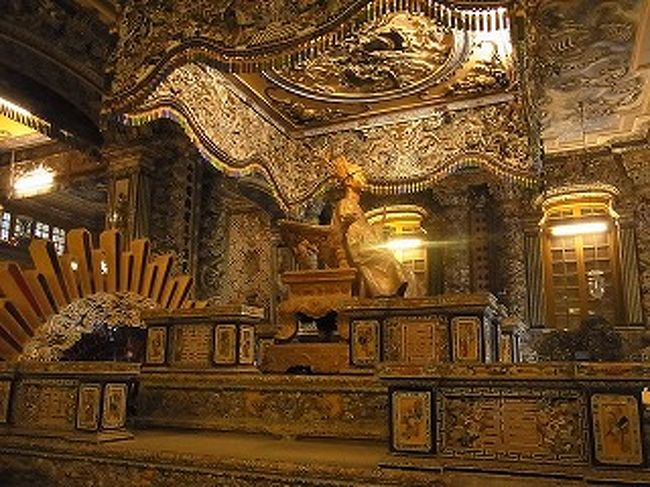 彼の体は金箔で包まれており、中身は青銅の等身大のカイ・ディン帝座像です。<br />フランスから贈られたものだそうです。<br /> <br />この像の下には皇帝の遺体が安置されています。<br />この部屋は絢爛豪華で、壁中また天井までも磁器とガラスで飾られていました。<br /> 