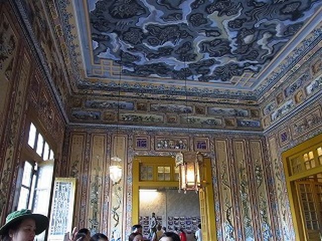 内部の壁は、全面モザイクで装飾、その材料が<br />中国陶器や日本の陶器を割ったもの、その中に日本の戦前のビール会社<br />「大日本酒造」と書かれた”ビールビンのかけら”まであった。<br />　　　　　　　-資料より掲載ー<br /><br />　ガイドの説明にも同じことを言われたが｢大日本酒造」は探せなかった。