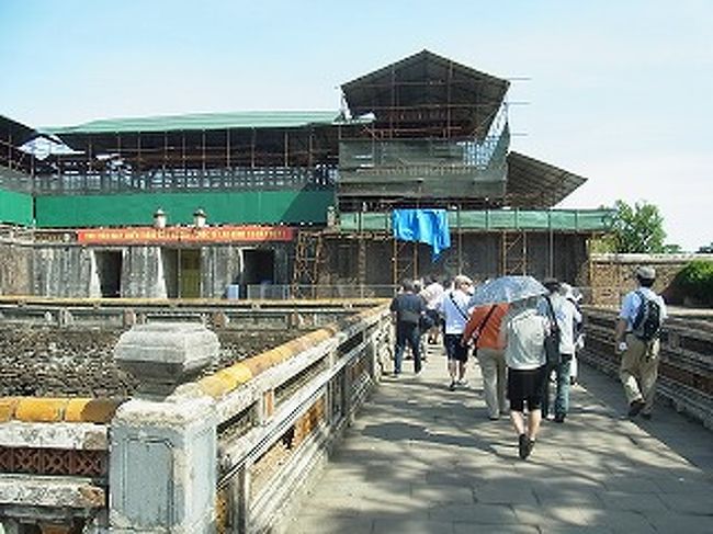 阮朝（グエンちょう、げんちょう、越：Nh?・ Nguy?n／家阮）は、<br />1802年から1945年にかけて存在したベトナムの王朝である。<br />自国を指す美称は中国（チュンコック）。<br />1887年から1945年3月10日までは、フランス領インドシナとしてフランスの<br />支配下にあった<br />　戦後の修復改装中   入り口にある王宮門は、王宮内を最も象徴する建物です。<br />