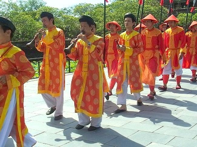 どこからか笛の音色が聞こえてきました。<br />古式豊かな行事でしょうか。