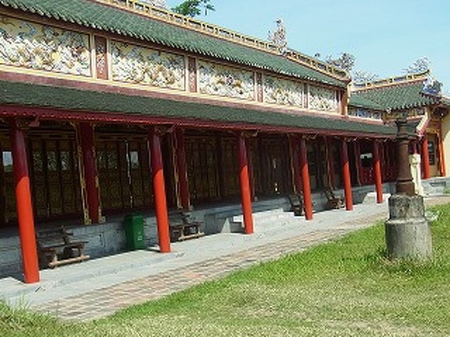 ベトナム最後の王朝、阮朝王宮。<br />その建築群は世界遺産に指定されるほど。歴史の重みを感じるフエ最大の<br />観光スポット<br />立派な回廊です。