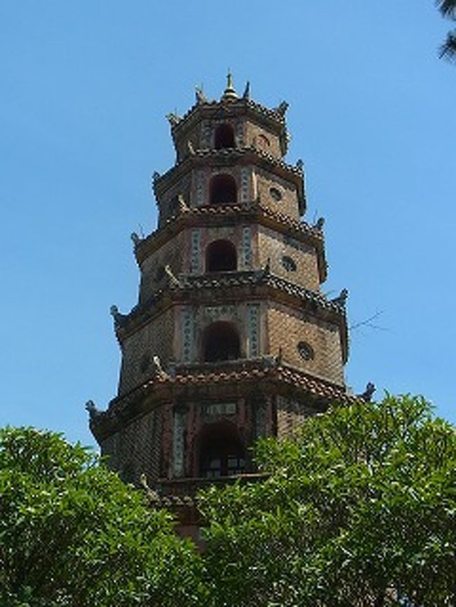 ティエンムー寺七層八角塔<br />ティエンムー寺院は、禅寺で煉瓦造り、中国の影響を色濃くうけた<br />八角形七層の塔 が特徴。<br />寺の屋根の四方のそり方は上に跳ね上がって、陶器の破片で屋根の<br />上に龍や鳳凰の飾りが美しい。