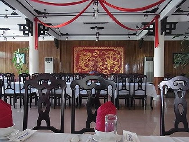 ホイアンへ150K<br />バス移動　3時間半<br />　長時間のバス移動は疲れます。<br /><br />フェ宮廷料理レストラン　立派でしょう？