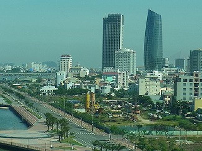 遠くに大きな都市街並みが見えます。<br />これからの国を感じます。<br />ダナンは気候も良く仕事量が多いところで<br />　人口89万人　工業の町でもあるそうです。