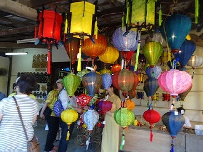 民芸品の提灯の様です。<br />色合いがカラフル　古都に彩りを作ります。