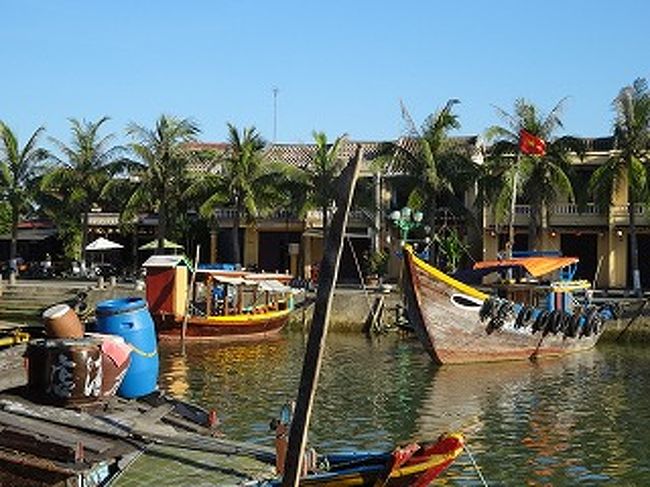 シクロ２８台を一同に集めるのにガイドは苦労したと聞きます。<br /><br /><br />トゥボン川川べり風景　　シクロよりみる。