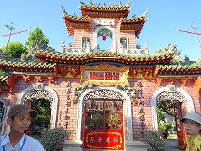 ホイアンにあるこちらは、中国・福建省からわたってきた華僑が集う場所。色鮮やかな建物が特徴で、内部には祭壇が設けられています。市内にはそのほか、広東会館、海南会館、潮州会館など大陸での出身地別の施設があります。<br />福建会館です。