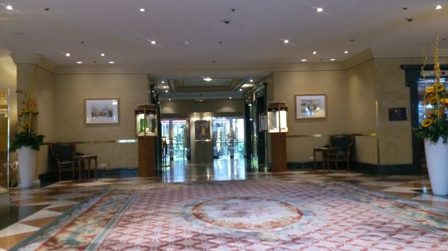 グランドホテルウイーンのロビーです。<br />チェックインしてお部屋に案内していただきます。