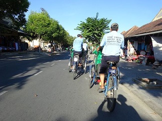 夕方のホイアンの川べりを２８台の<br />「シクロ人力車」が駆け巡るのですから・・・・街中の人もビックリ。<br /><br />　　　　　友人より写真の提供<br />ホイアンは貿易で繁栄した街16世紀　日本　中国と統治、時代の<br />中国の基地としての面影を残す建物が残る。