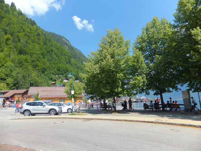 7/21 12:30<br />ザルツブルグから約2時間。<br />ザルツカンマーグート地方の<br />人気の町、ハルシュタットに到着〜。<br /><br />ハルシュタットのハルはケルト語で「塩」のこと。<br />かつて高価だった塩で栄えた街。<br /><br />1997年には、<br />「ザルツカンマーグート地方のハルシュタットとダッハシュタインの文化的景観」として<br />世界遺産に登録されています。<br /><br /><br />