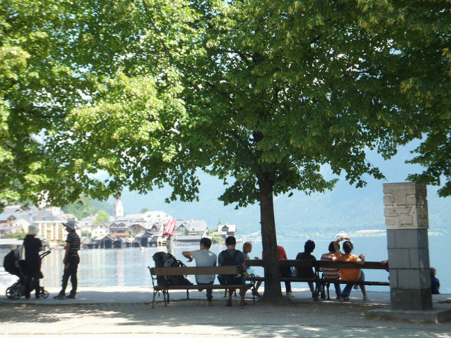 目の前の湖はハルシュタット湖。<br />見ての通り、避暑地です。<br />爽やかだわぁ〜。