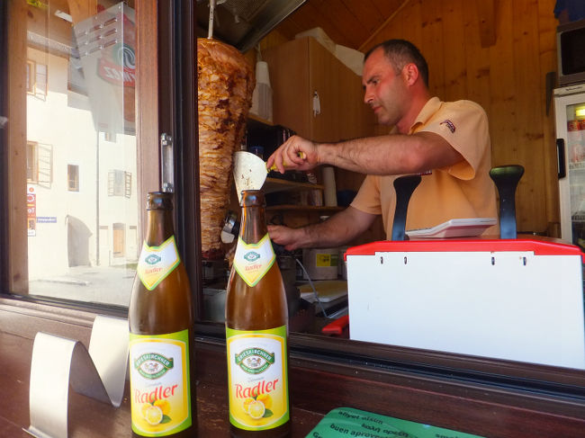 12：40<br />観光船に乗るまで時間があまりないので、<br />乗り場近くにあったケバブ屋で<br />ランチすることに。<br /><br />飲み物は、オーストリアビールの<br />ラドラー♪<br />レモンビールです。<br />美味しいよ。