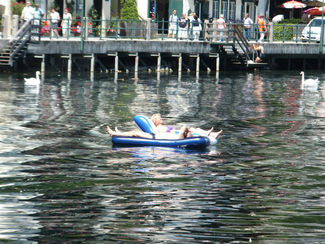 なんて見ていたら<br /><br />わぁ〜♪<br />人もプカプカ浮かんでる〜。<br /><br />いいないいな〜。<br />最高のデトックスになりそう。