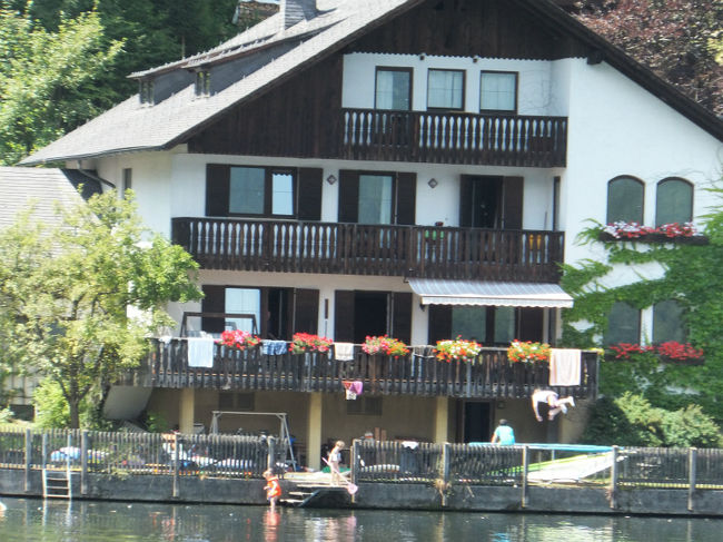 トランポリンでジャンプしてる(@_@)<br />しかもかなりの高さまであがってる。<br />すごいなぁ。