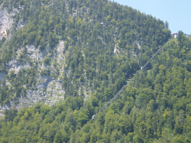 あれは…<br />★ハルシュタット塩坑★かな？？<br />中に入ってみたかったけれど、<br />この短い滞在時間ではもちろん行けるわけなく。<br />事前に調べたときはなかなか面白そうな場所だったから残念。