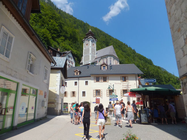 こちらの<br />屋根だけ見えているのがカトリック教会。<br /><br />うむ、確かに近距離(@_@)