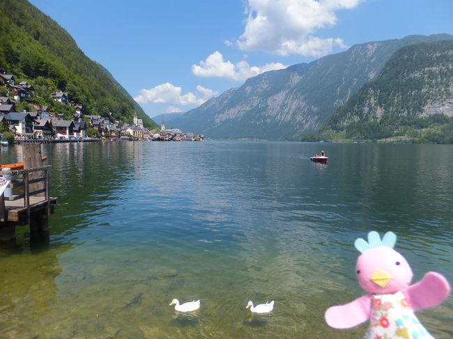 14：00<br />ハルシュタットでは<br />トリちゃんの写真が1枚しかありません...<br /><br />なぜなら、バスのシートに置いてきてしまったので、<br />再びバスに戻るまで手元になく撮れませんでした。<br /><br />一瞬、落としたかと思って焦りました。<br />無事でよかった。<br />ここから1時間、お買い物タイム♪