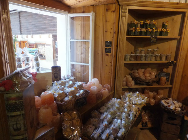 センスのよい素敵なお店を発見☆<br />こちらのお店で購入することにしました。<br /><br />自分用の岩塩のキャンドルホルダー。<br />手作りなので大きさや形がひとつひとつ<br />違うので、じっくり選びました。