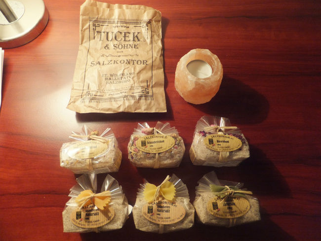 ハルシュタットで購入したお土産。<br /><br />自分用の岩塩のキャンドルケースに<br />お料理用ソルトとバス用ソルト。<br /><br />買う時間があって本当によかった。