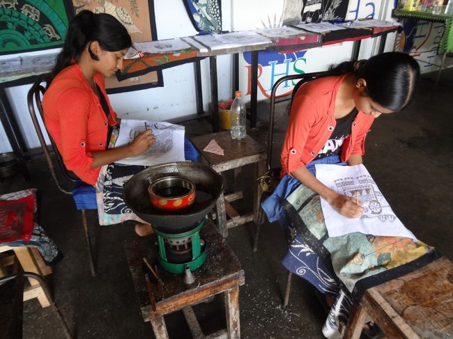 これもシギリヤへ向かう途中。ろうけつ染めの店。<br />バテッィクの商品はそれほど安いわけでもないのですがついつい購入・・・。