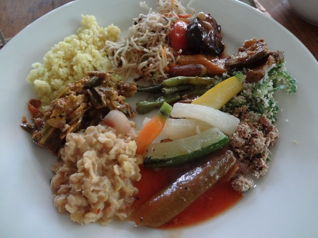 おひるごはん。ブッフェ形式。オープンカフェみたいな感じ。まずまず。おいしい。