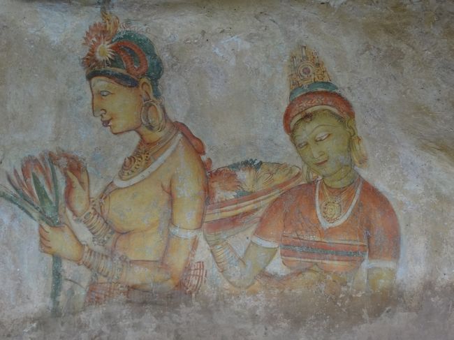 頑張って登ると中腹に、壁画が残っているところが。<br />よく見ると、指が６本あったりして。本当はこの美人たち、もっとたくさん描かれていたそうです。