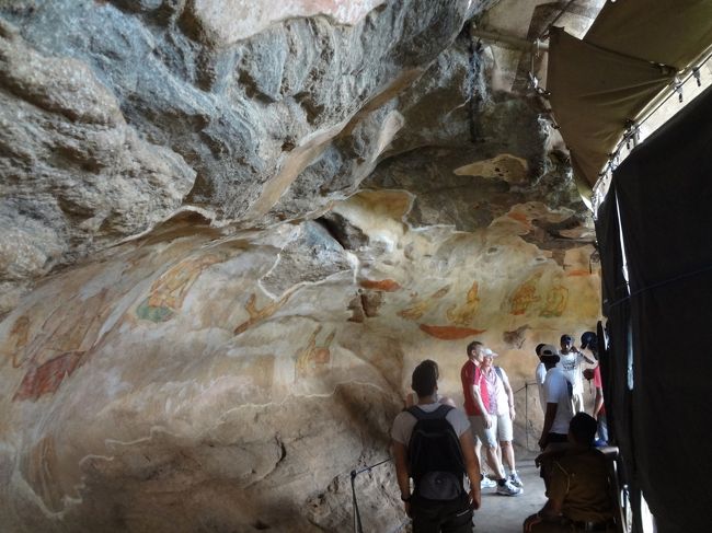 直接日が当らないようになっていて、ちょっと洞窟みたい。