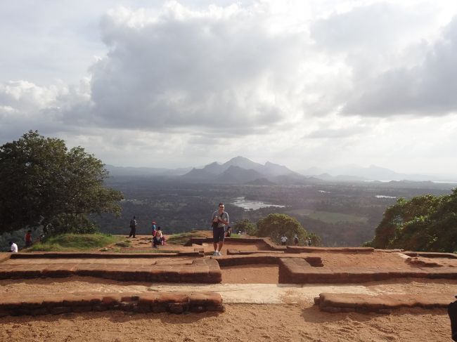 頂上は王様の宮殿跡が残っています。沐浴場も。ここのガイドさんにはチップを要求され、２人で200ルピー払いました。