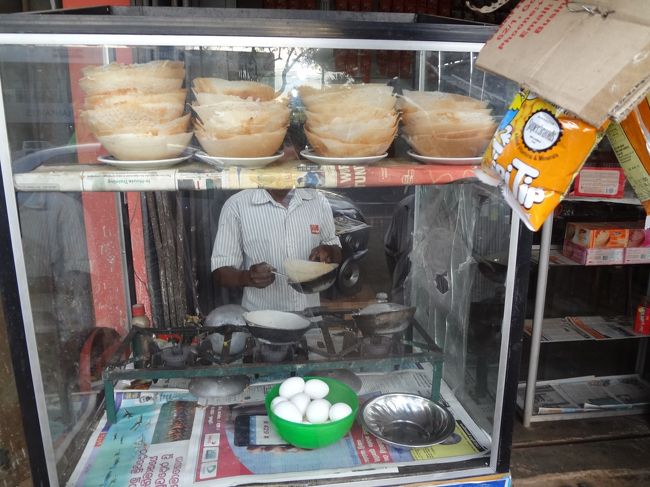 帰りにホテルに持ち込む夕食を購入。これは、ホッパー。卵を入れて食べる。みんなの軽食って感じ。卵なしは３０ルピー。その後、近所のスーパーにも寄ってもらってからホテルへ。車をチャーターするって楽ちん。