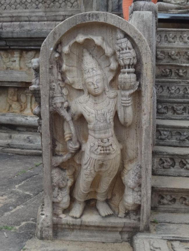 入口のアプサラ。ガードストーンだそうです。