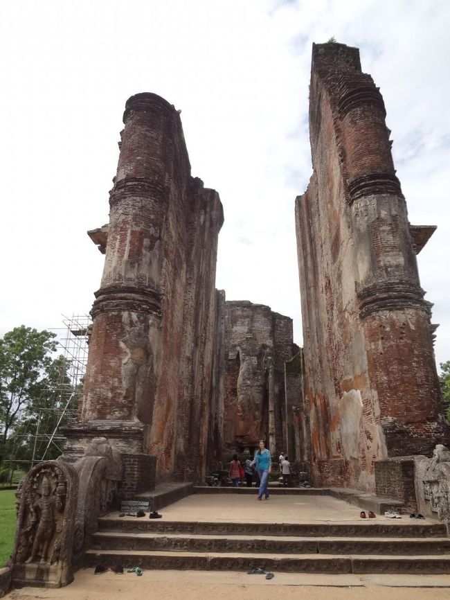 屋根のない遺跡。奥にお顔のない仏像が。