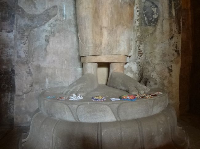 仏像の足元は、お供えのお花がきれいに並んでいます。