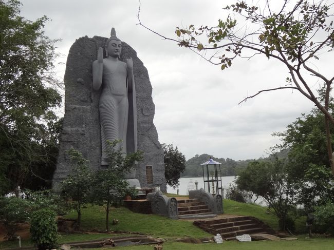 遺跡を出て、ランチへ行く途中。交差点などにも仏像が多い。これは、近所の有力者が出資しているのだそう。