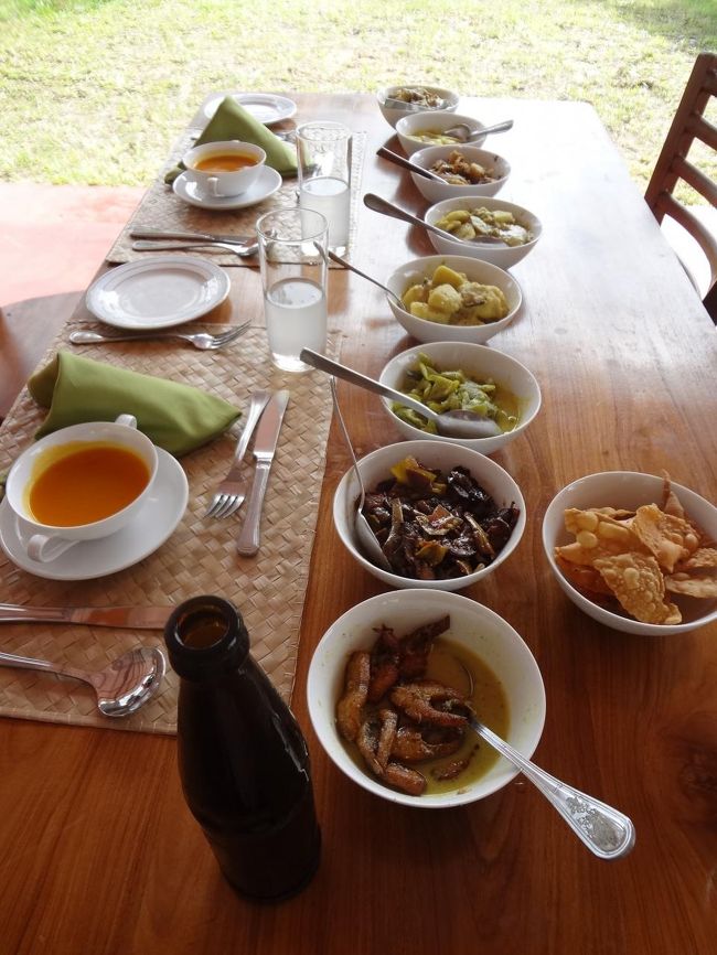 ランチはカレーランチ。こちらのカレーは野菜や魚が多い、ココナッツ風味で自分好みの味でした。