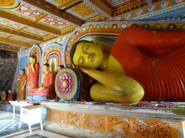 ４日目は、アヌラ―ダプラに行くことに。<br />　シギリヤより昔の都に。ここは、イスルムニヤ精舎。