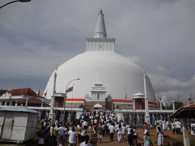 スリランカでは、菩提樹と仏像とストゥーパの３つが揃って寺院となるそうです。よってここもおおにぎわい。靴は入り口で預けます。