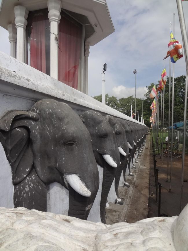 ストゥーパの入口は象さんがいっぱい