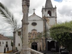 サンタ マリア教会とペロリーニョ（罪人のさらし柱）
15世紀、罪人は見せしめのため籠に入れられてここに吊り下げられました。
サンタ マリア教会の内部はアズレージョが素晴らしいのに、入り忘れた！（残念）