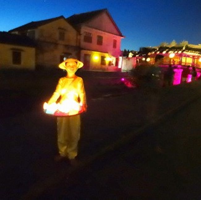 暗くなるのを待ちました。<br />トゥボン川川べり風景　<br />　川べりから灯篭を流します。灯りはいかがですかー。