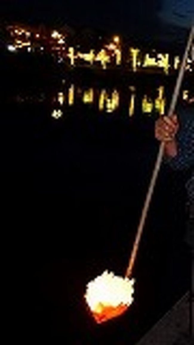 さおの先につけた灯りをそーっとトゥボン川に流します。<br />夕闇の川面に光が流れます。<br />バンコクで母の面影をしのびながら流した<br />灯篭流しを思い出しました。<br />もうひとつのホイアンの思い出です。