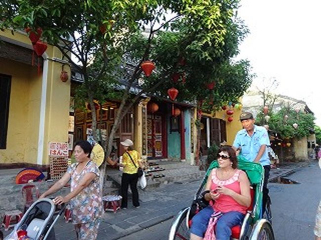 シクロ人力車<br />前から見るとこんな感じです。<br />ホイアン（越：H?i An・英: Hoi An, チュノム：會安）は、<br />ベトナム中部クアンナム省の都市であり、ダナンの南方30キロ、トゥボン川の河口に位置する古い港町である。人口121,716人。ヨーロッパ人にはファイフォ (Faifo) と呼ばれたこともある。中国人街を中心に古い建築が残り、1999年（平成11年）に「ホイアンの古い町並み」としてユネスコの世界遺産に登録されている
