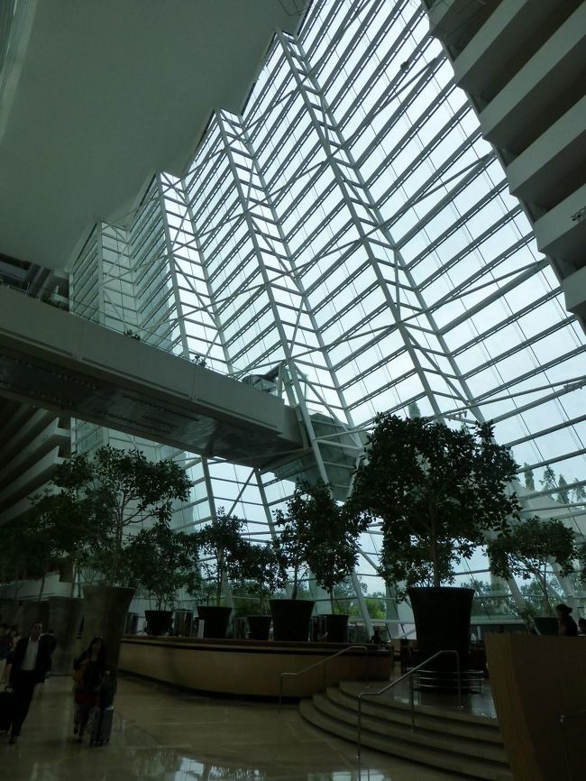 イスラエル生まれの建築家　モシェ・サフディ氏の建築だそうだ<br /><br />ホテルは３つのタワーになっており<br />屋上には展望台はもちろんのこと<br />庭園やらレストラン、プールもあります<br />