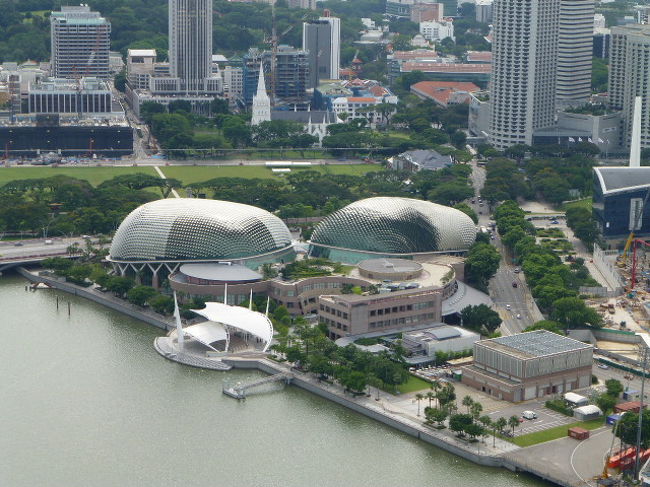 エスプラネード・シアター・オンザ・ベイ<br /><br />シアター兼コンサートホール<br />愛称ドリアン<br />確かにドリアンぽい<br /><br />数々の有名ミュージシャンがこのホールで演奏したそうだ<br />