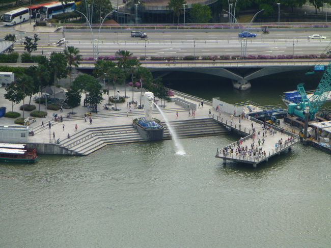 あっ、マーライオンが水吐いてる