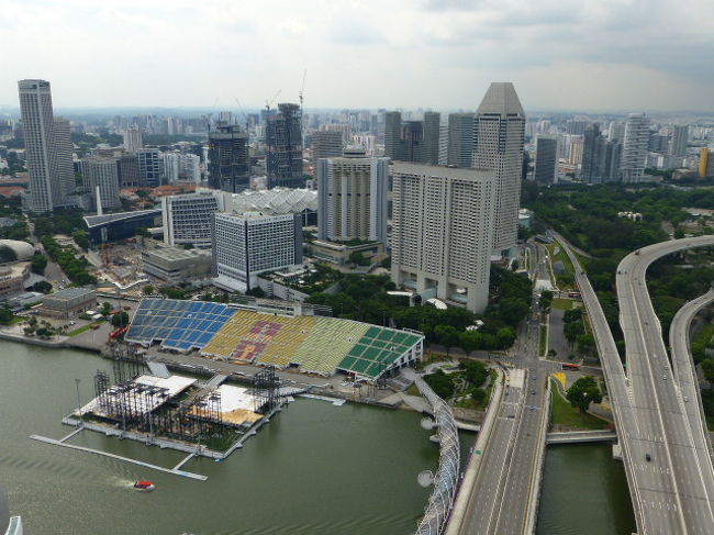 一番右の橋はベンジャミン・シアーズ・ブリッジ<br />シンガポールで最も長く、最も高いところにある橋で長さ１．８?、高さ２０ｍ<br /><br />東海岸の埋め立て地イーストコースト・パークウェイから西海岸のマリーナベイをつないでいます