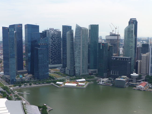 その背後にはオフィスビル群がそびえています