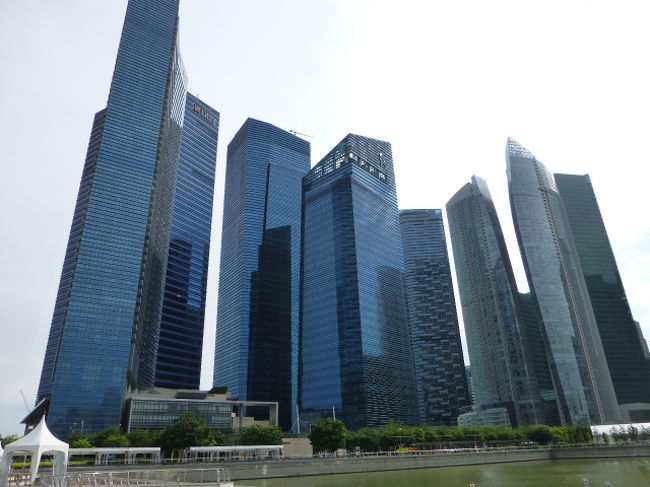 エレベーターで下り外にでます<br /><br />外に出ると湾外沿いのビルに改めて圧倒されます