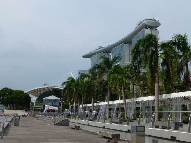 マリーナ湾沿岸を<br />マリーナベイ・サンズ側から<br />マーライオン側に向かって歩く