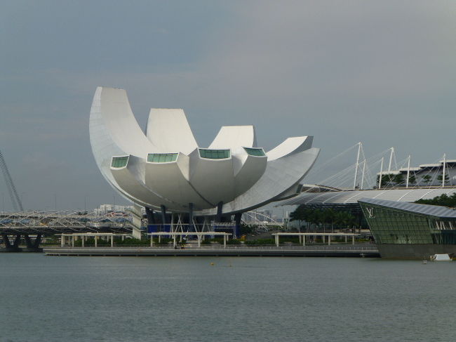 アート・サイエンス・ミュージアム<br /><br />蓮の花のようなユニークなデザイン<br />芸術と科学の博物館です<br />こちらは２０１１年にオープン